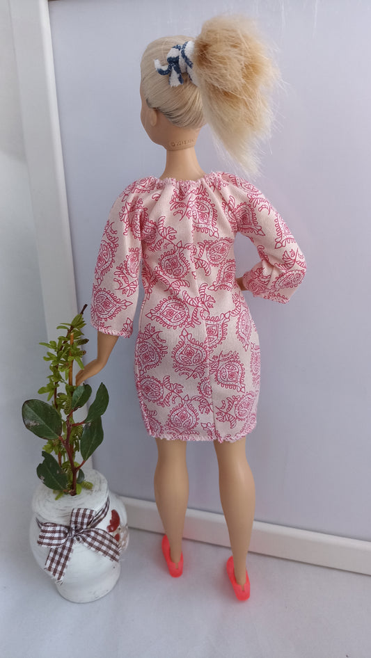 Curvy doll light with a pattern dress, stretch.