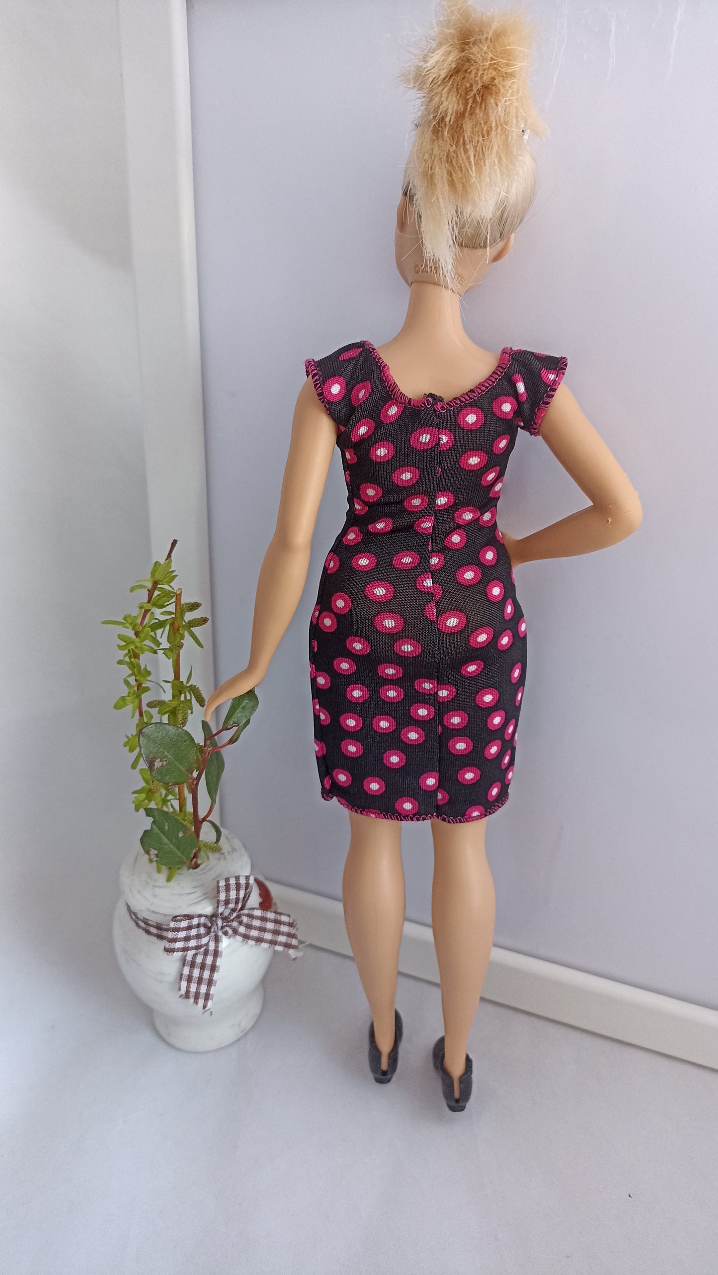 Curvy doll dress black with pink dots, stretch.